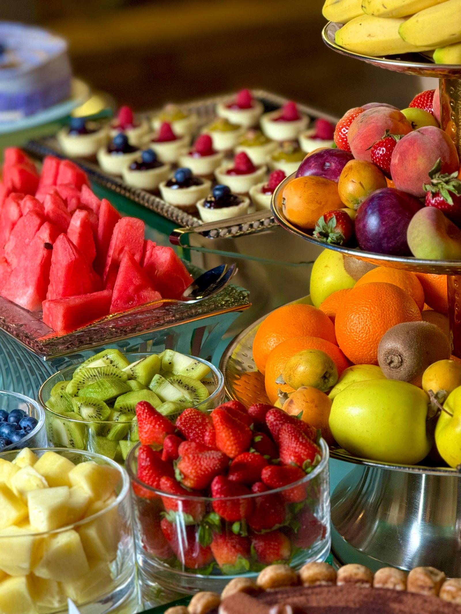 Mesa de frutas e sobremesas coloridas